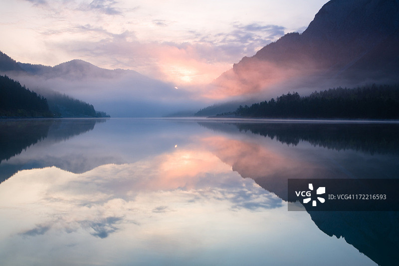 普兰湖风光图片素材