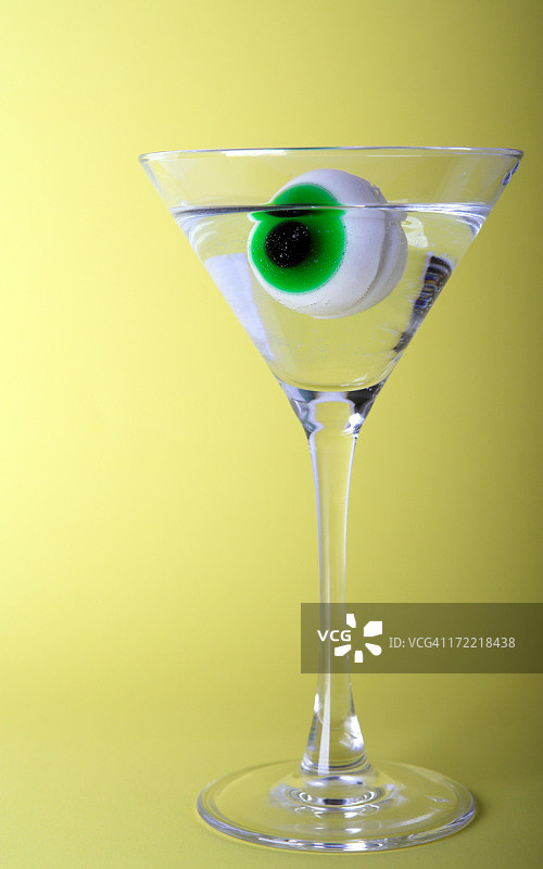 万圣节恐怖眼球马提尼酒杯饮品图片素材