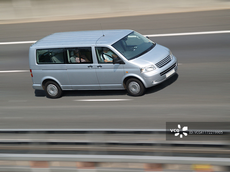超速行驶的迷你厢型车图片素材