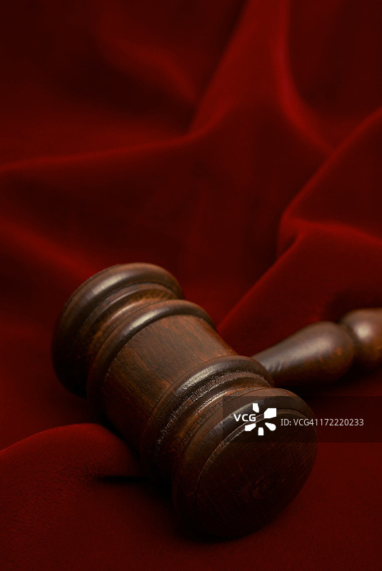 天鹅绒上的法槌图片素材