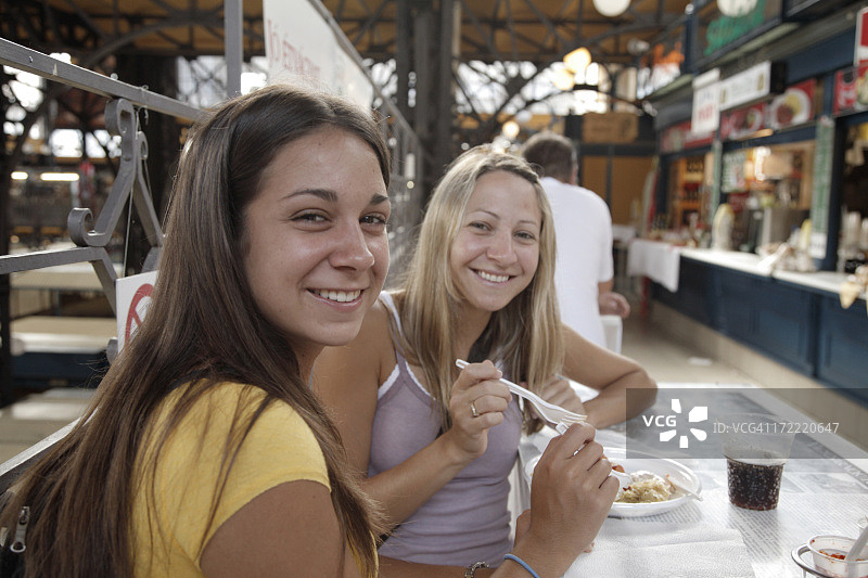 两个女孩分享午餐图片素材