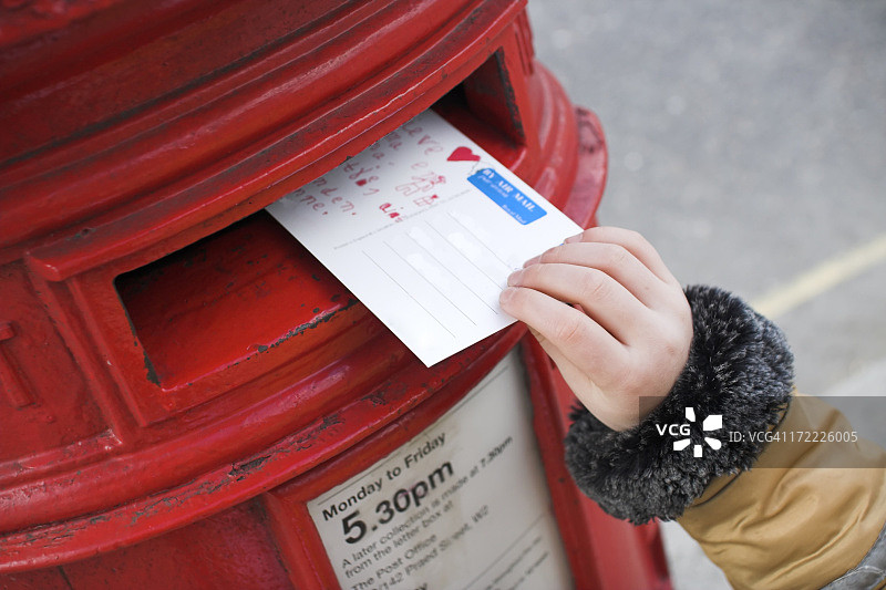 小手将明信片推入邮箱图片素材