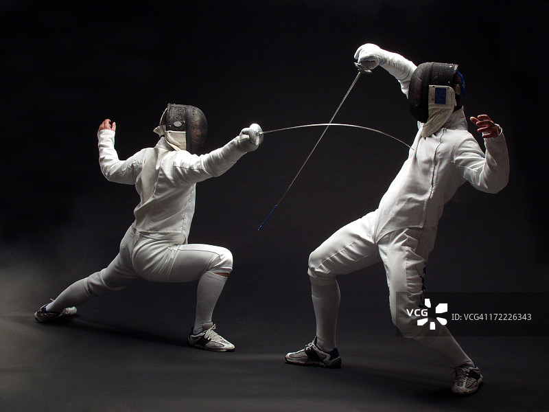 黑色背景上的击剑选手图片素材