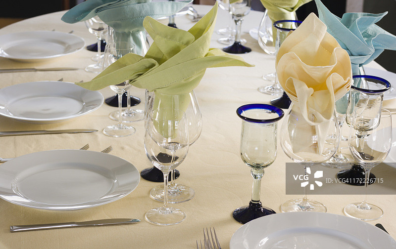 餐盘餐巾玻璃杯银器晚宴布置图片素材