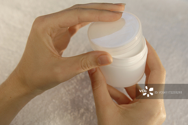 手握化妆品图片素材