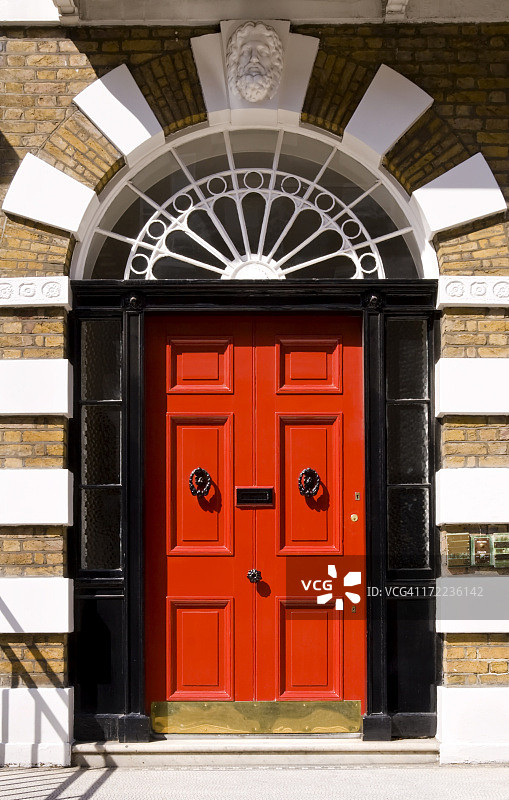 伦敦住宅的黑色边框红色大门图片素材