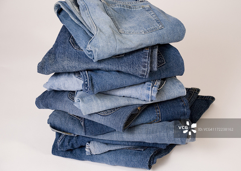 堆叠的牛仔裤图片素材