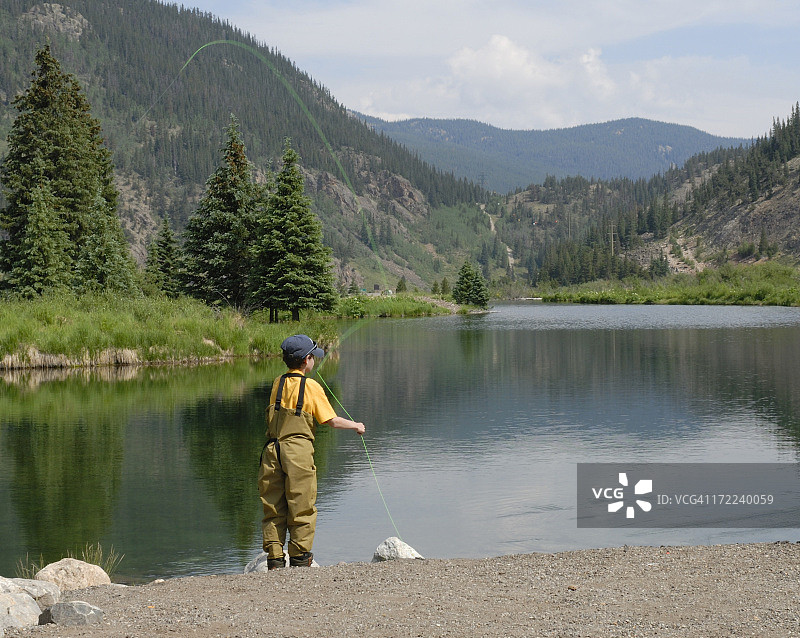 年轻的男童在飞蝇钓图片素材