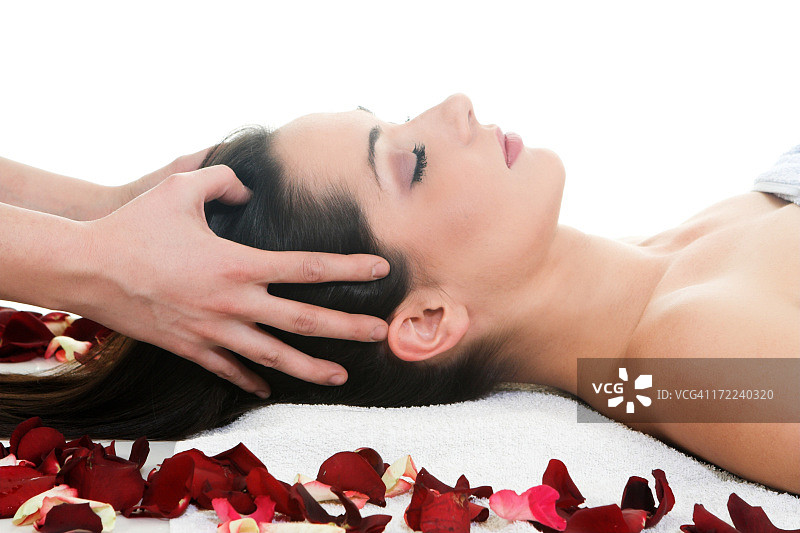 女子在水疗中心头部按摩图片素材
