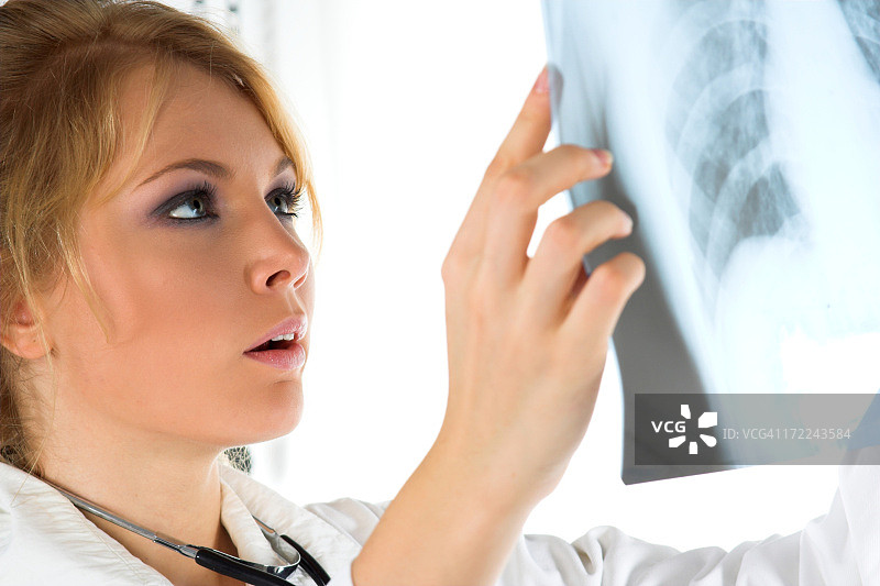 年轻的女医生图片素材