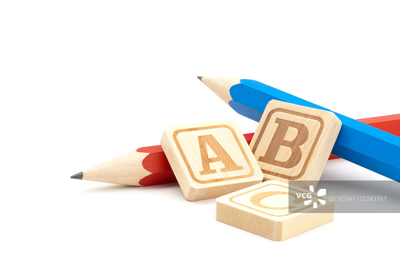 带木制字母方块的铅笔图片素材