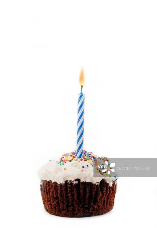 自制纸杯蛋糕上的点燃的蜡烛图片素材