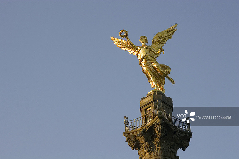 日出时的飞翼胜利女神图片素材