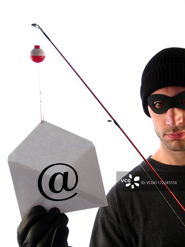 戴面具的钓鱼者拿着钓竿和带@符号的诱饵信封图片素材