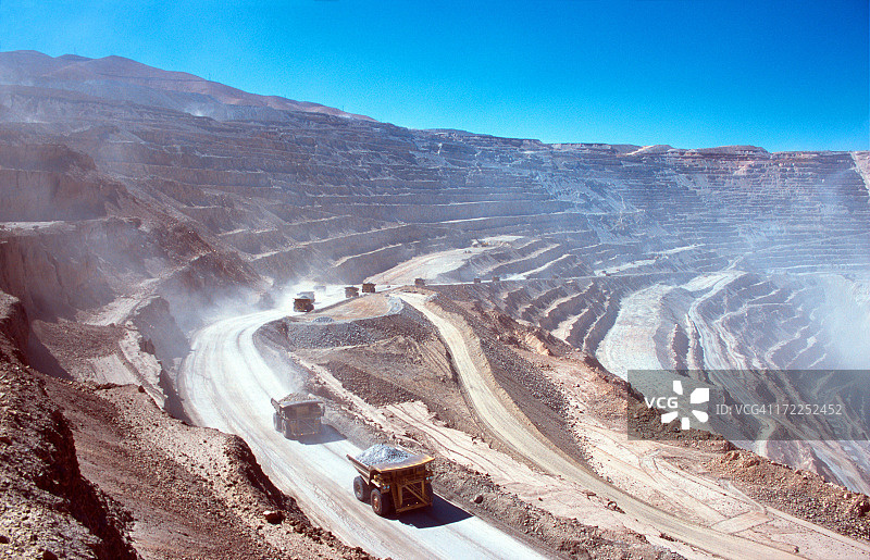露天矿中的矿石卡车图片素材