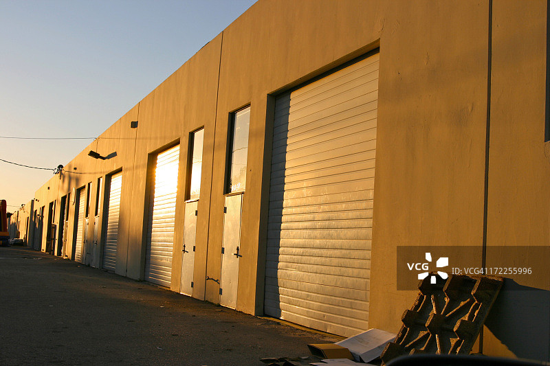 黄昏时分的商务园区图片素材