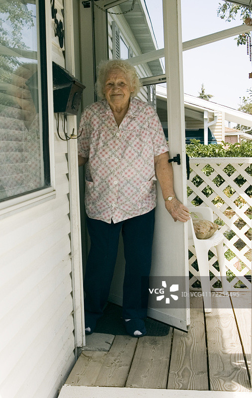 奶奶在门廊上图片素材