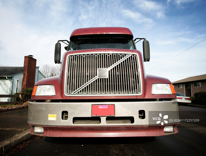 带文案空间的广角半挂卡车图片素材