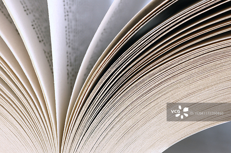 打开的书本特写图片素材