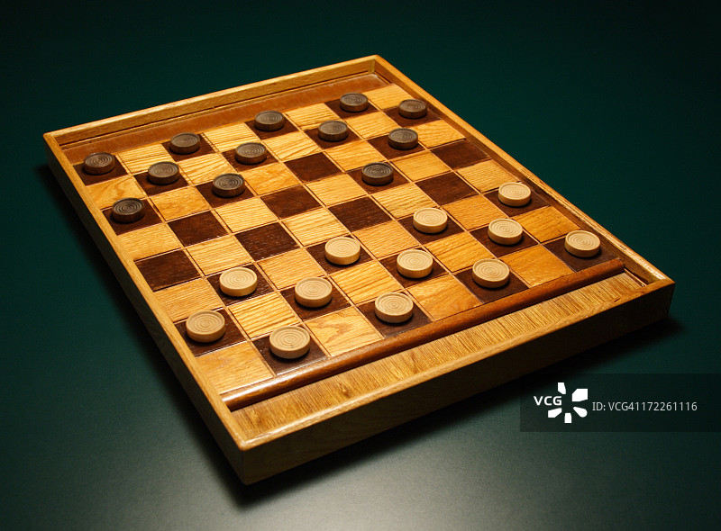 跳棋游戏，在绿色桌子上的棋盘图片素材