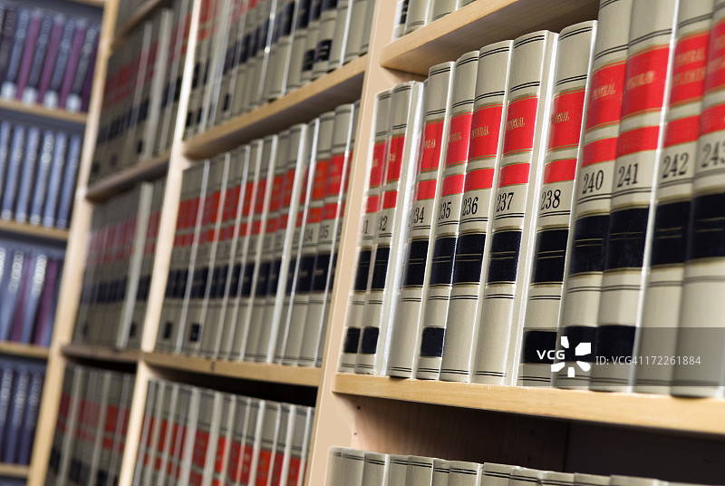 法律图书馆里的法律书籍书架图片素材