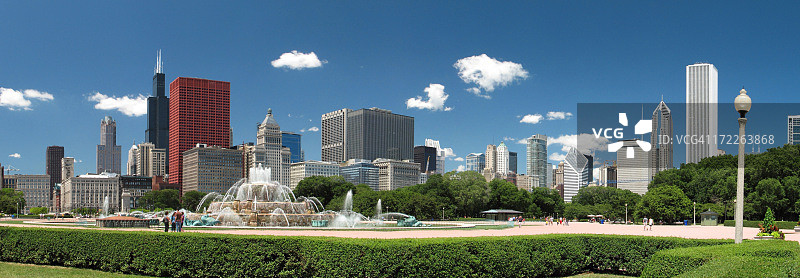芝加哥天际线和白金汉喷泉全景图片素材
