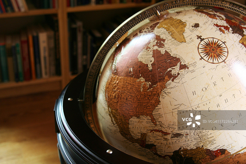 图书馆内的地球仪特写图片素材