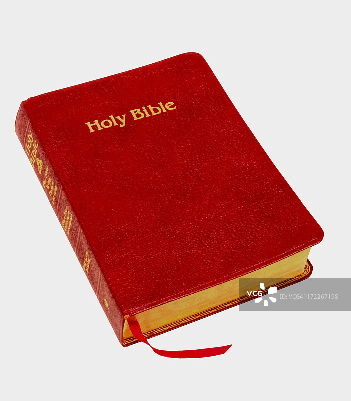 宗教：白色背景上的红色皮革圣经图片素材