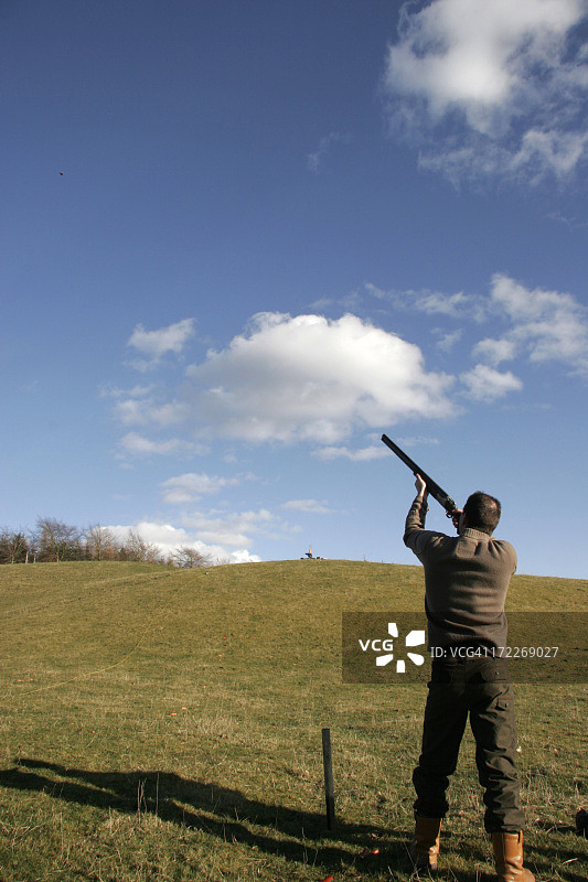 男人射击飞碟图片素材