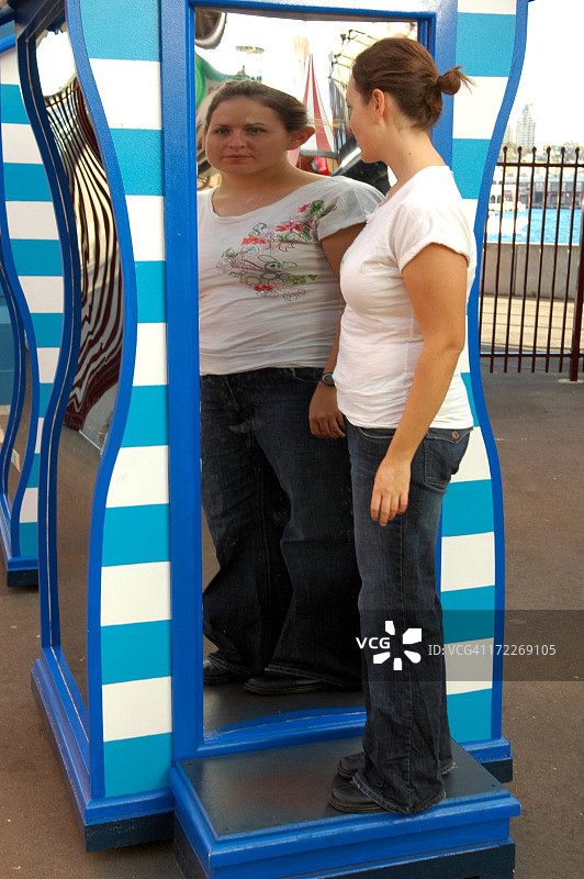 扭曲身体的蓝白色哈哈镜图片素材