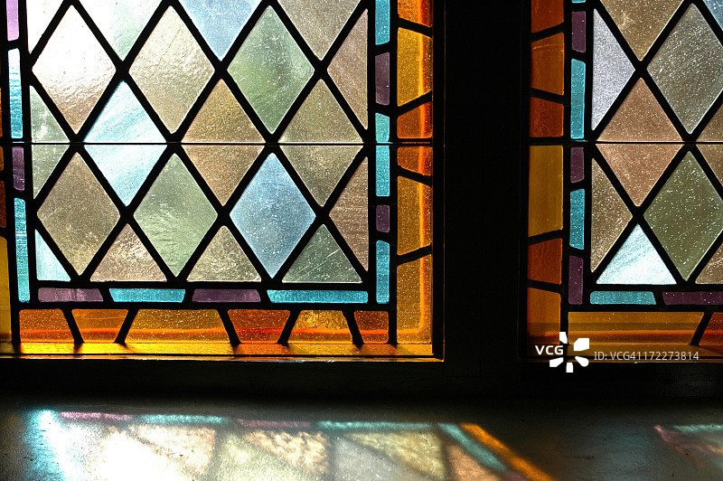 彩色玻璃窗户特写图片素材