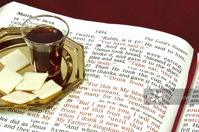 宗教：最后的晚餐与打开的圣经图片素材