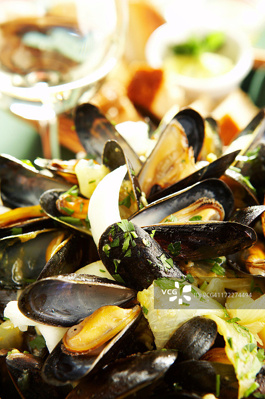 蒜蓉葡萄酒酱汁的新鲜贻贝图片素材