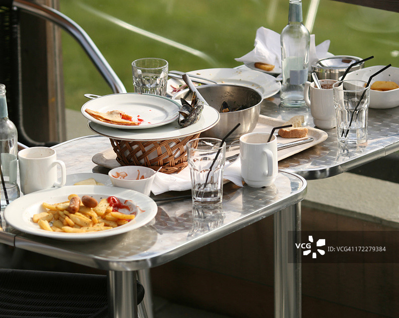 客人离开后的户外餐桌图片素材