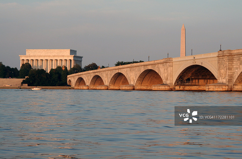 阿灵顿大桥、林肯纪念堂和华盛顿纪念碑，华盛顿特区图片素材