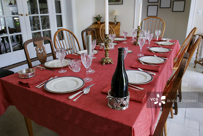 十人餐桌与葡萄酒图片素材