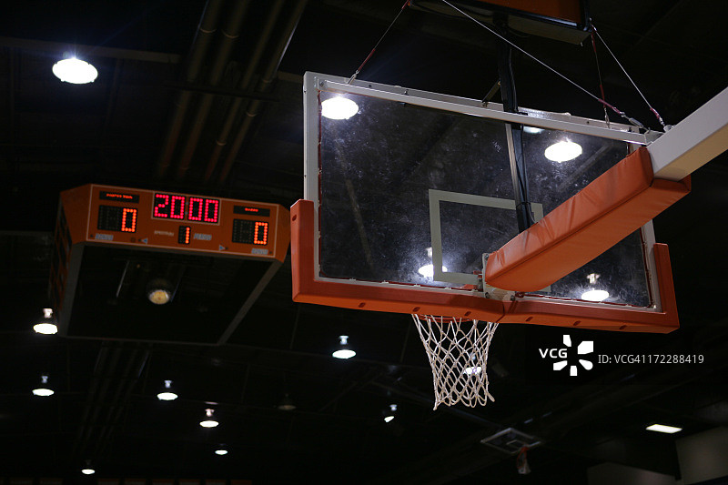 一个篮球筐及上方的记分牌图片素材