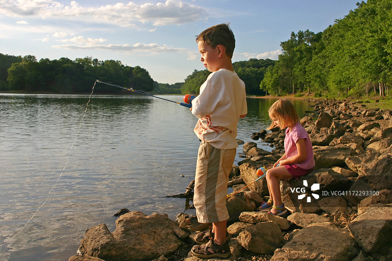 孩子们在湖边玩耍和钓鱼图片素材