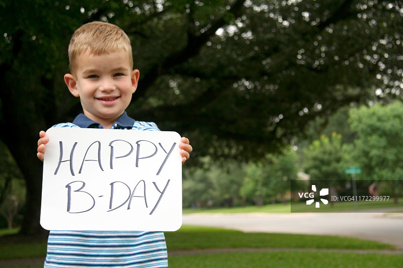 儿童拿着生日快乐标志图片素材