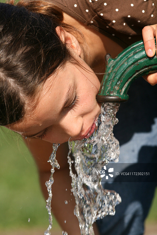 饮用饮用水图片素材
