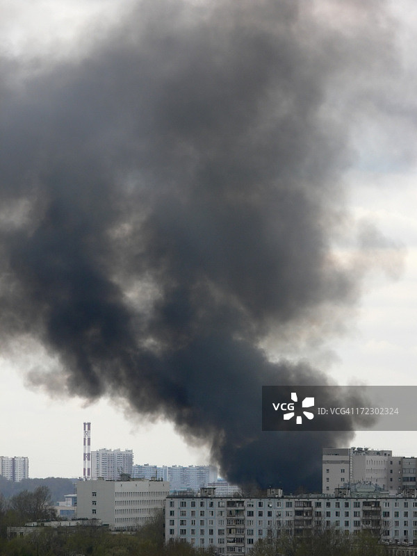 建筑物着火冒出黑烟图片素材