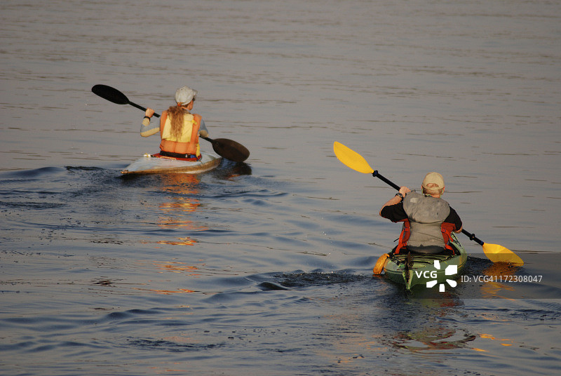 西北地区大奴湖上的黄昏皮划艇图片素材