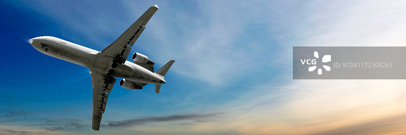 企业公务机黄昏降落图片素材