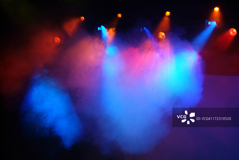 带有雾气的彩色红、蓝、粉舞台灯光图片素材
