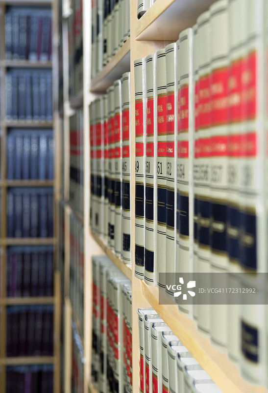 法律图书馆书架上精装书的特写图片素材