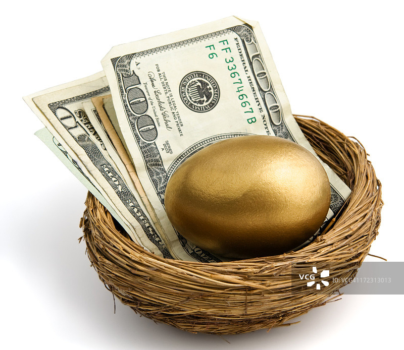 装满大额钞票的储蓄罐图片素材