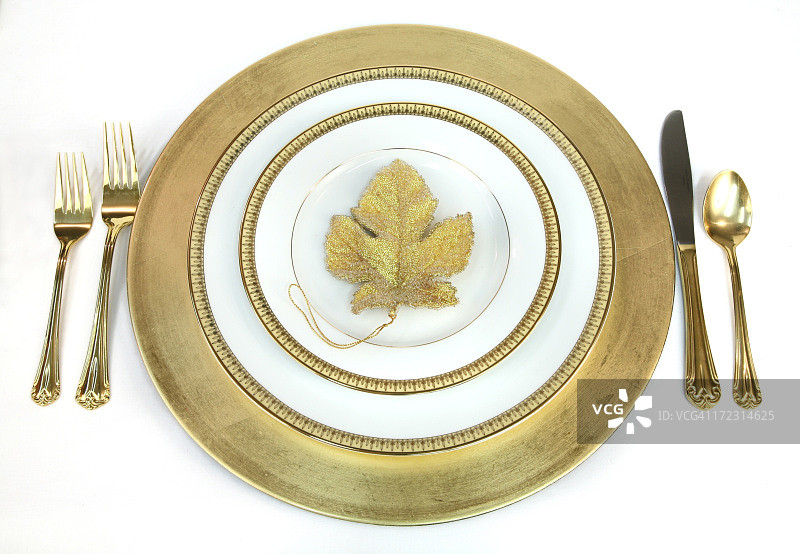 金色和白色餐具搭配树叶图片素材