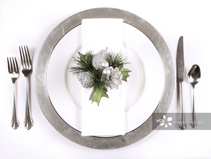 节日：圣诞节银色优雅餐桌摆设图片素材