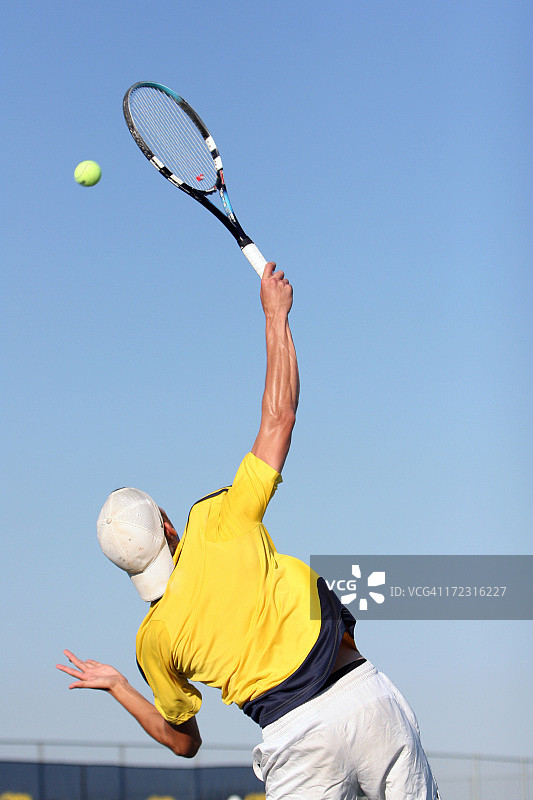 强有力的网球发球图片素材