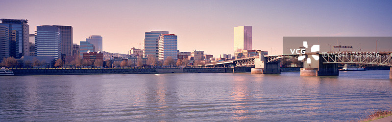 俄勒冈州波特兰市的莫里森桥图片素材